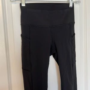 LULULEMON black cropped leggings with side pattern and pockets Size 2
